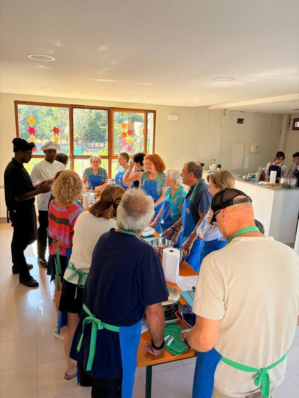 Participantes en un taller de alimentación saludable aprendiendo sobre cocina