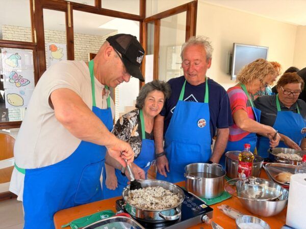 Participantes del taller de alimentación saludable cocinando juntos