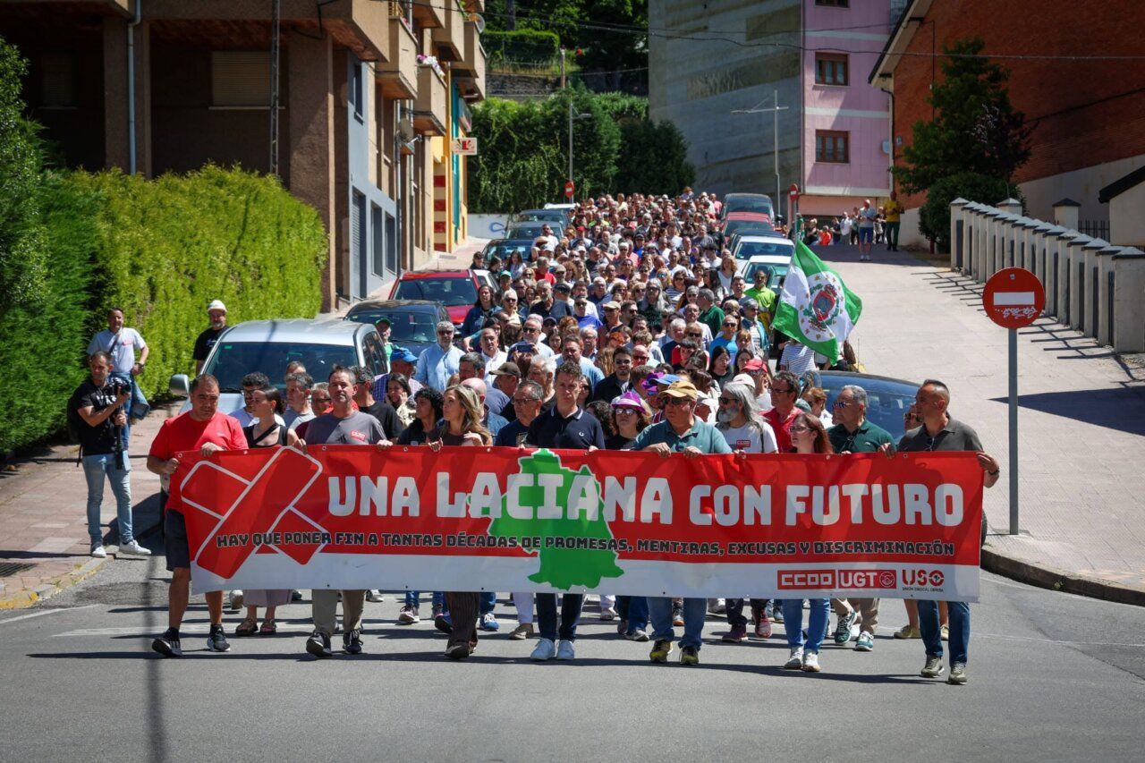 Manifestación en Laciana con un gran grupo de personas sosteniendo una pancarta.