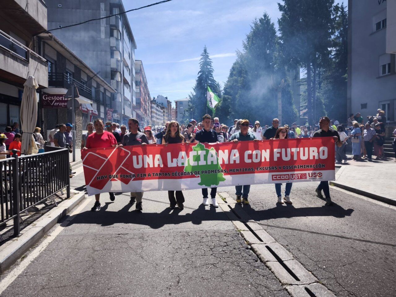 Manifestación en Laciana con un grupo sosteniendo un cartel sobre el futuro