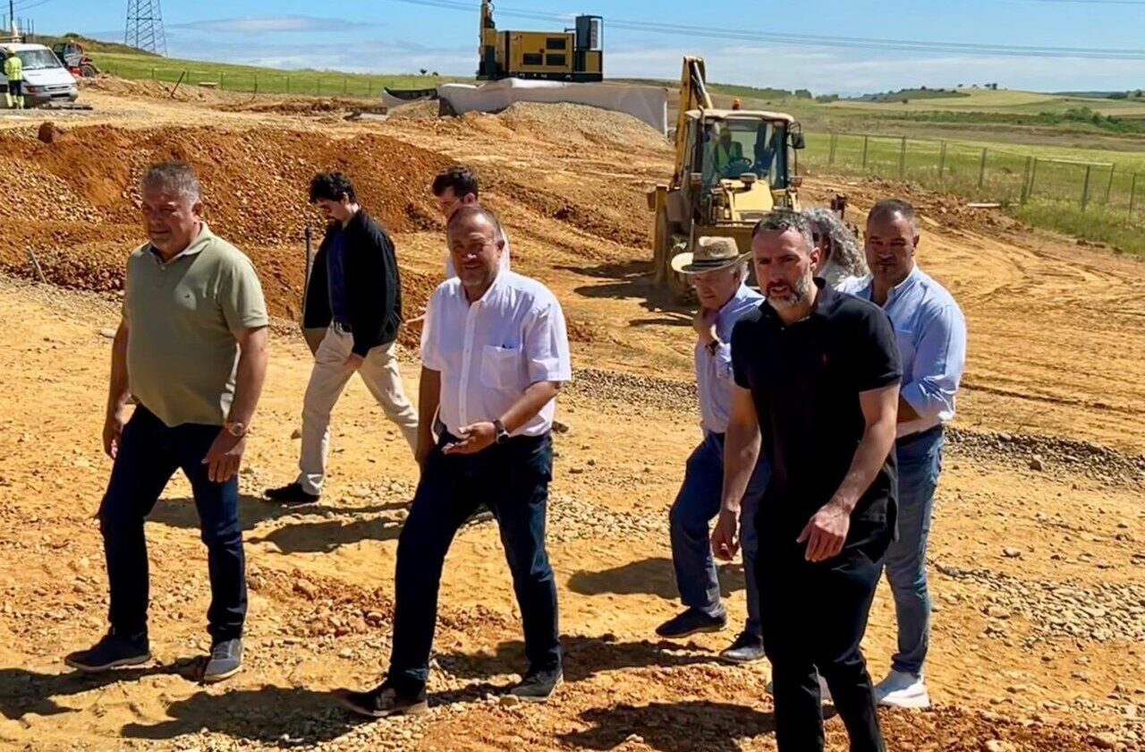 Grupo de personas supervisando las obras del Centro Arqueológico de Lancia