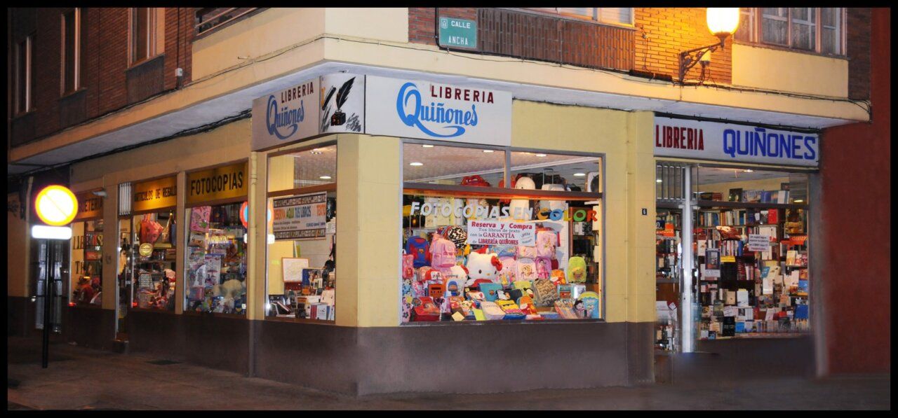 Fachada de la Librería Quiñones en Ponferrada iluminada por la noche