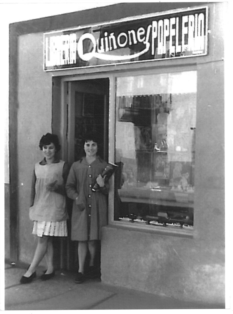 Dos mujeres frente a la librería Quiñones en Ponferrada