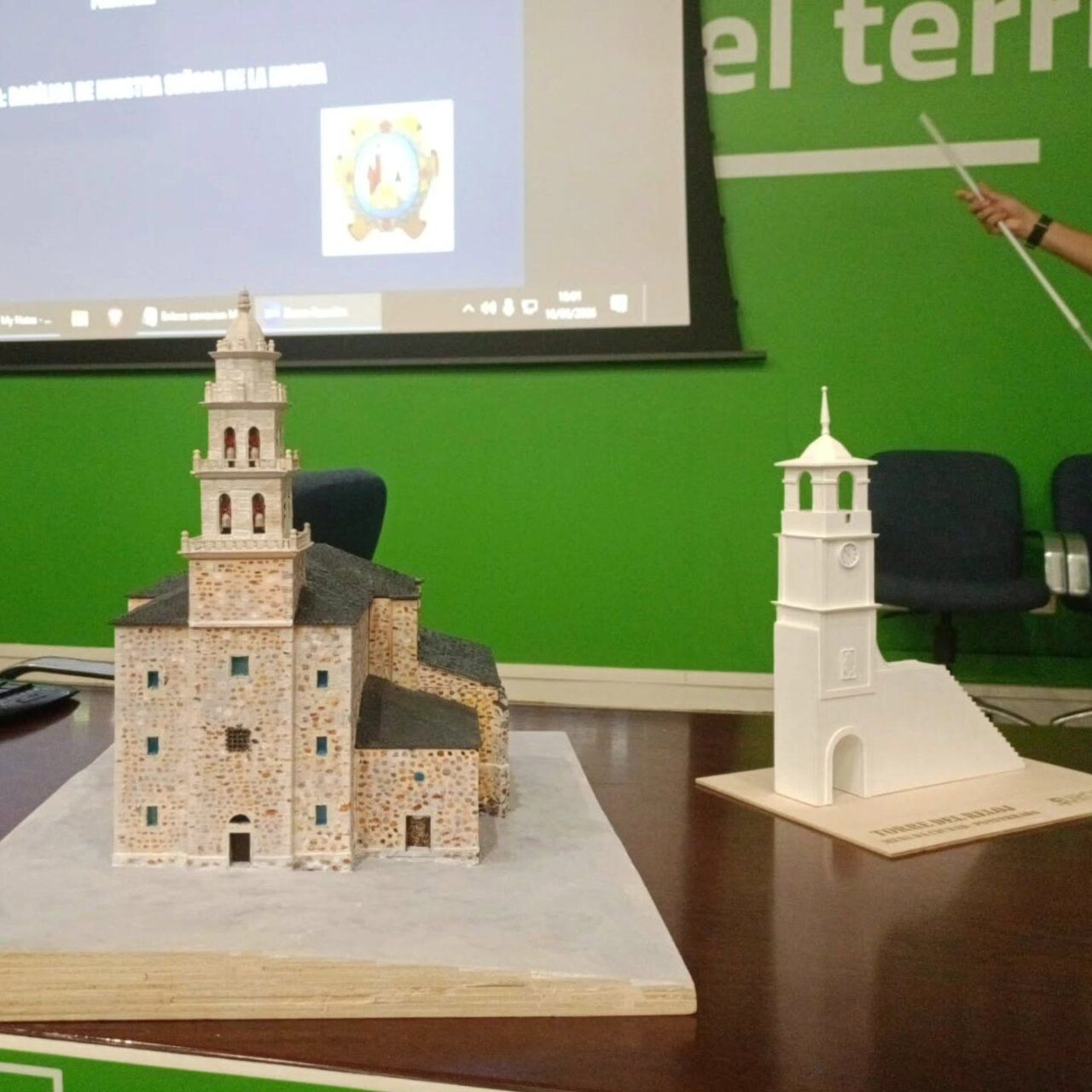 Maquetas de edificios emblemáticos de Ponferrada en un evento educativo