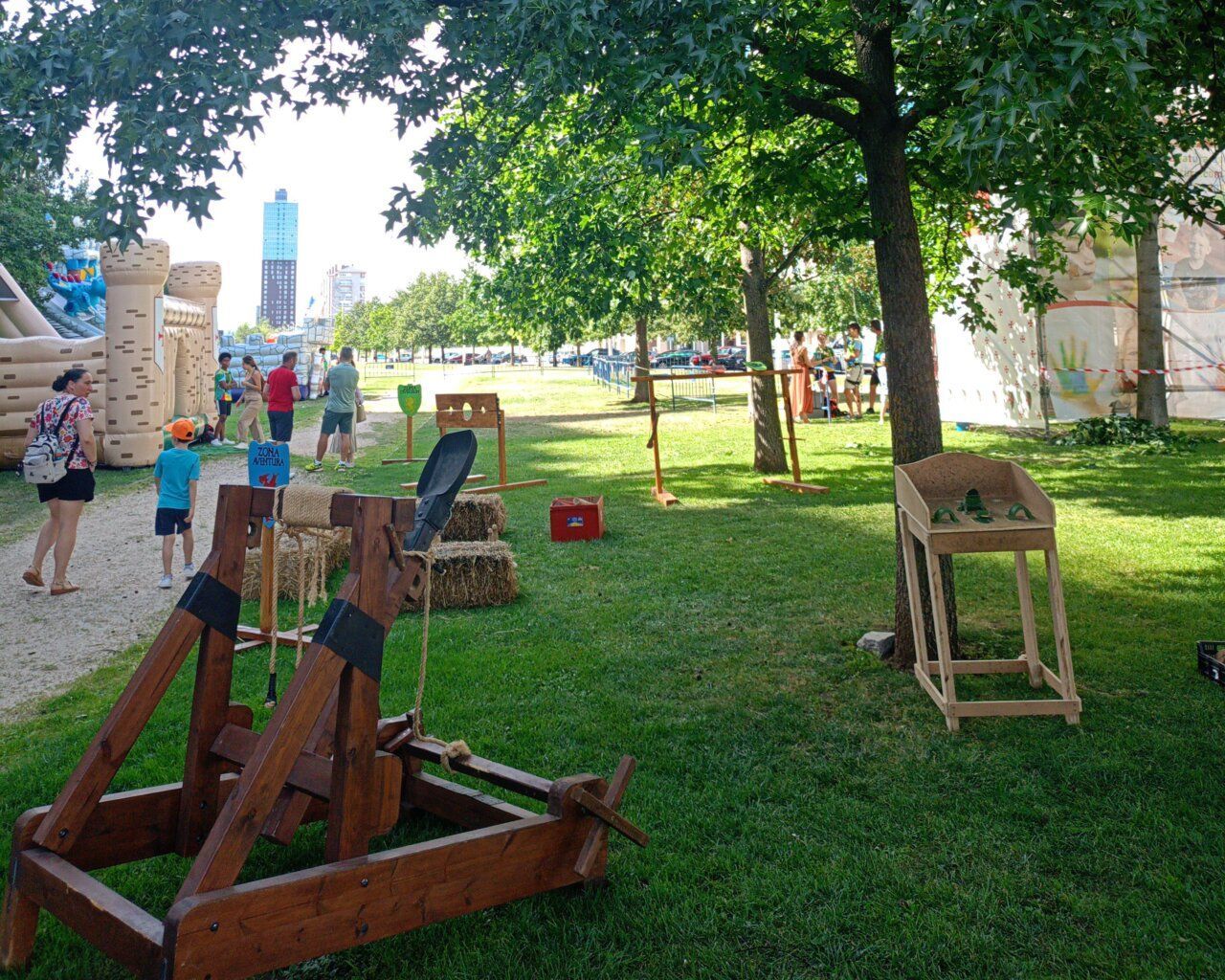 Zona de juegos en la Mini Rosaleda con niños y actividades al aire libre