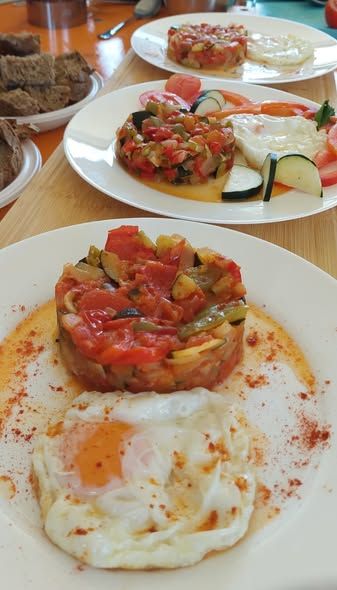 Plato de comida saludable con verduras y huevo en taller de cocina