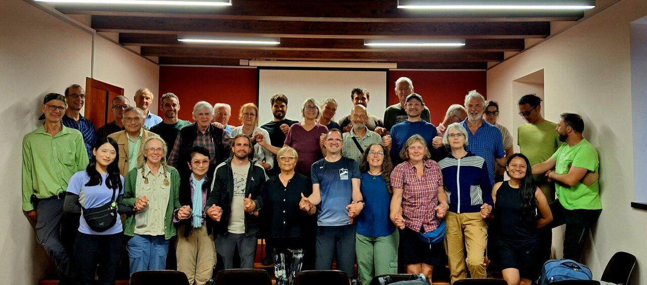 Grupo de científicos en Murias de Paredes durante una expedición botánica internacional