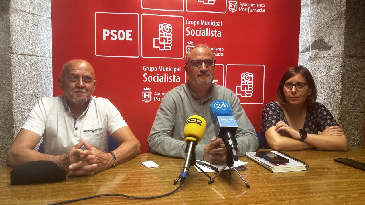 Olegario Ramón en conferencia de prensa sobre el Centro de Salud en Ponferrada