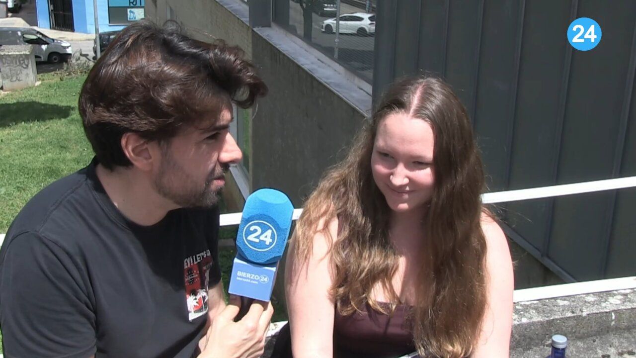 Estudiantes discutiendo sobre la petición de Medicina en Ponferrada
