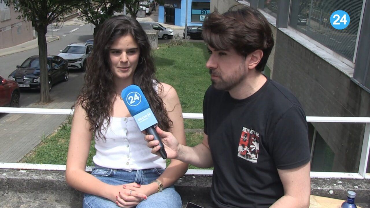 Estudiantes discutiendo sobre la petición de Medicina en Ponferrada