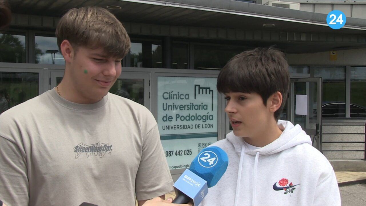 Estudiantes discutiendo sobre la petición de Medicina en Ponferrada