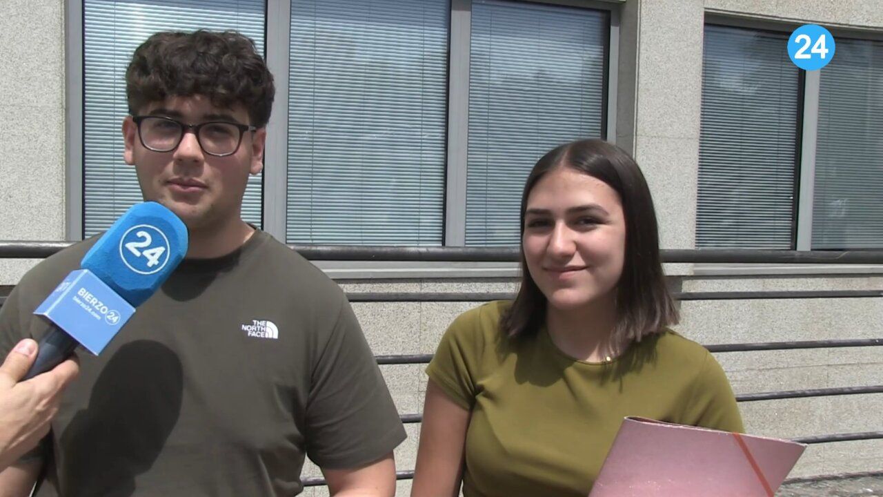 Estudiantes apoyando la petición para Medicina en Ponferrada
