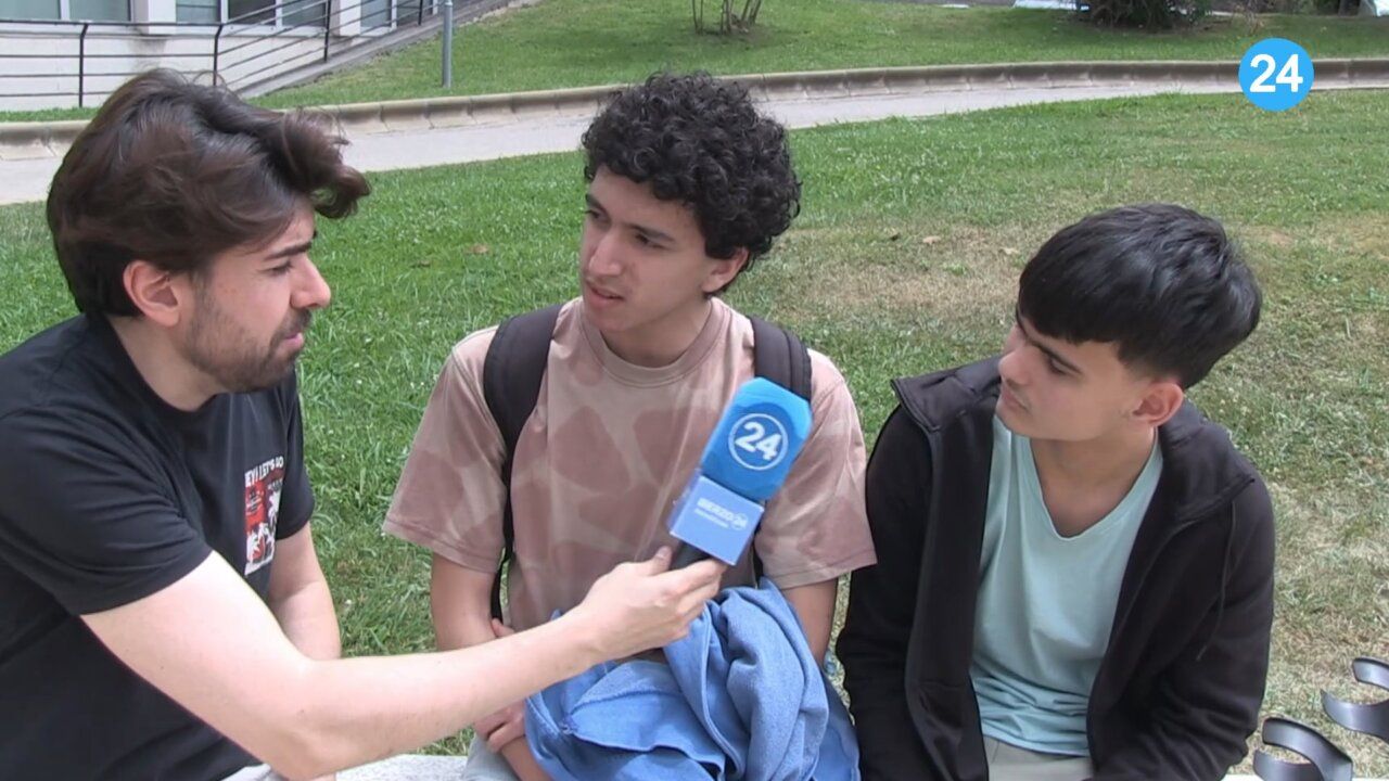 Estudiantes discutiendo sobre la petición de Medicina en Ponferrada