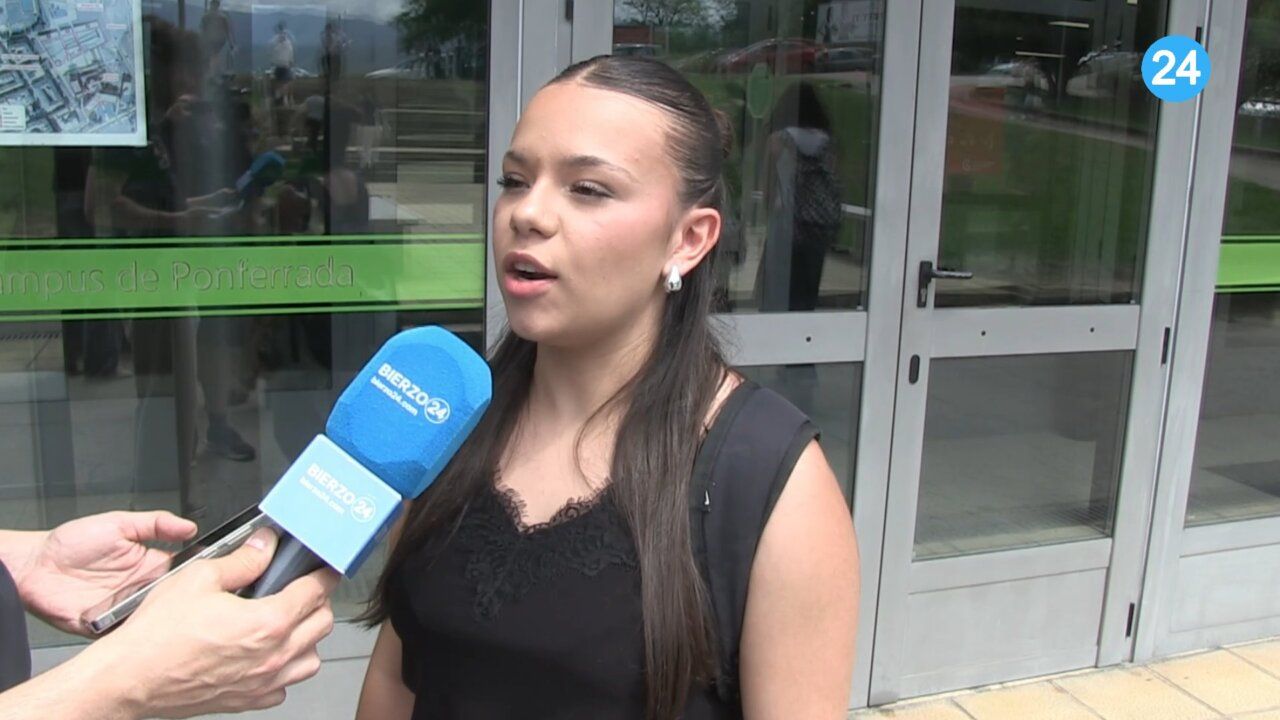 Estudiante hablando sobre la petición de Medicina en el campus de Ponferrada
