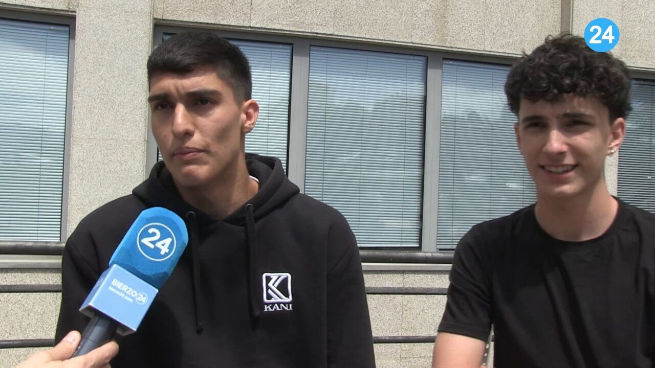 Estudiantes discutiendo sobre la petición de Medicina en Ponferrada
