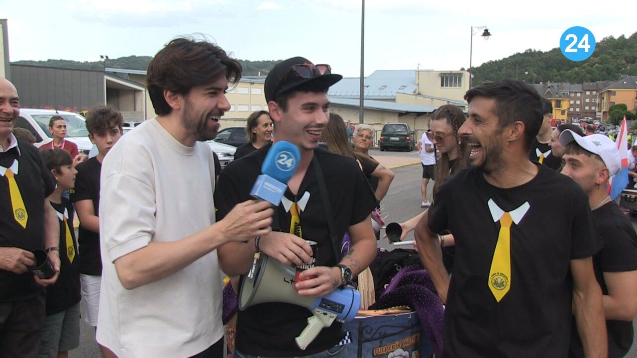 Grupo de personas riendo y conversando en la concentración de Peñas en Toreno