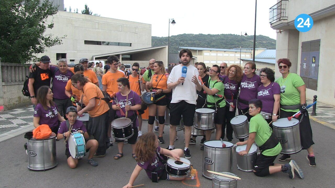 Grupo de personas con instrumentos en la concentración de Peñas en Toreno