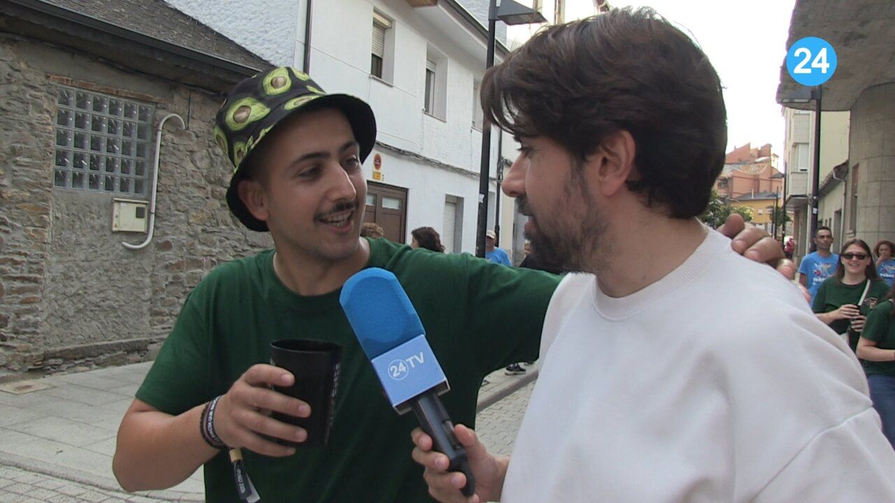 Dos hombres conversando durante la concentración de Peñas en Toreno