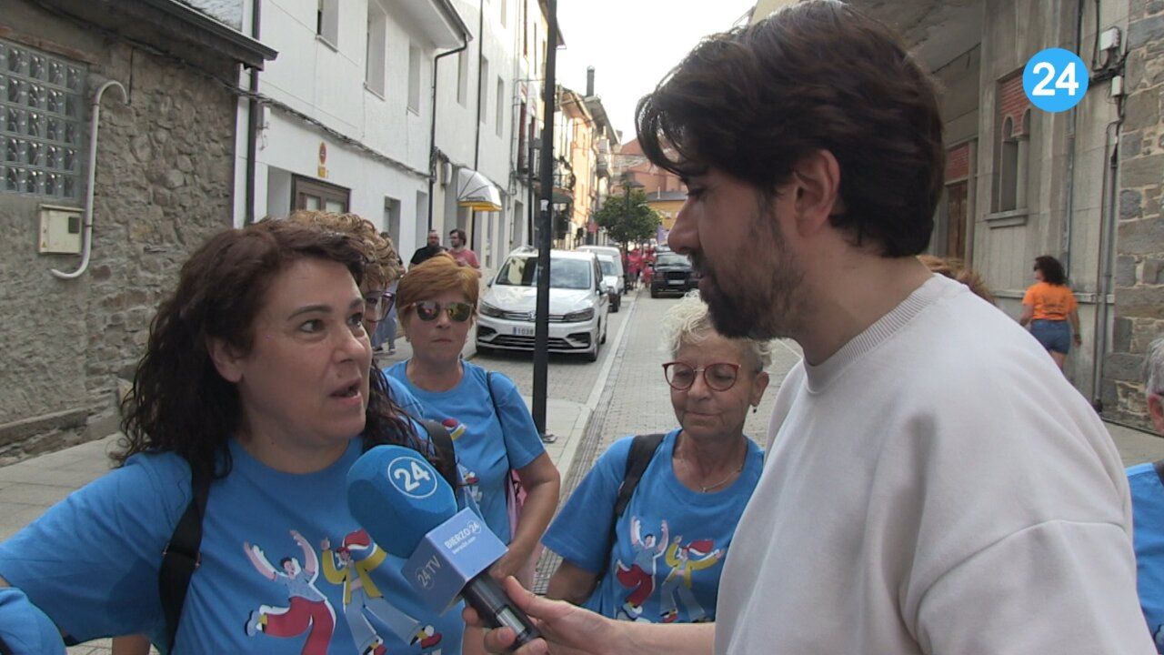 Entrevista en la calle durante la concentración de Peñas en Toreno
