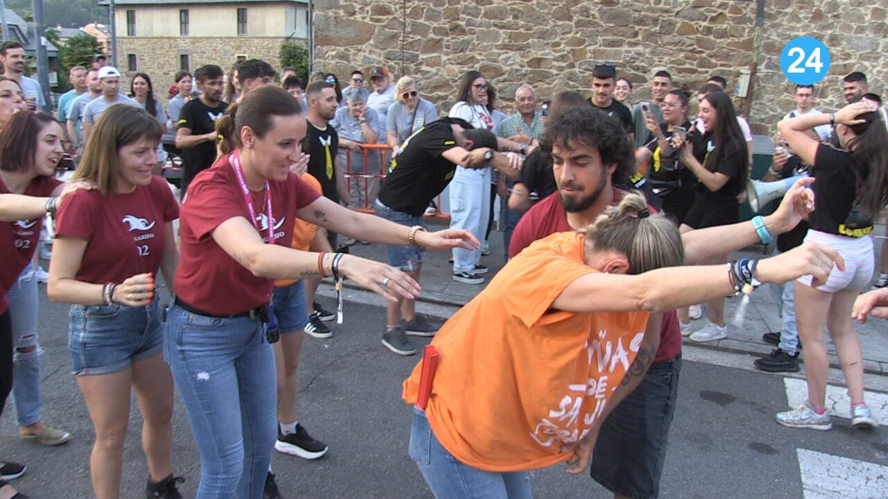 Grupo de personas bailando en la concentración de Peñas en Toreno