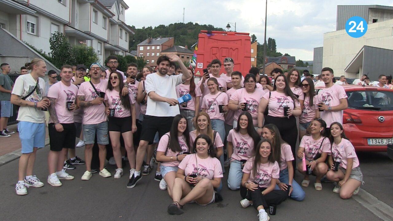 Grupo de personas celebrando en la concentración de Peñas en Toreno