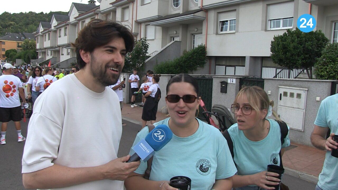 Participantes en la concentración de Peñas en Toreno, con camisetas y bebidas.