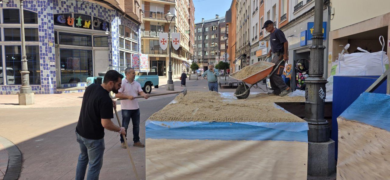 Trabajadores montando la playa urbana en Ponferrada