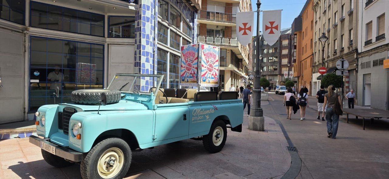 Vista de la playa urbana de Flower Power en Ponferrada con actividades familiares