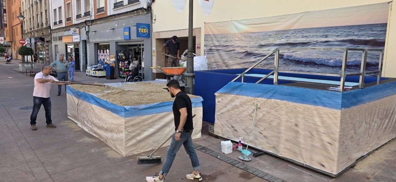 Montaje de playa urbana en Ponferrada para el evento Flower Power