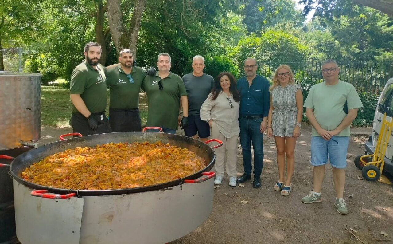 Grupo de personas en un evento de paella solidaria en Ponferrada