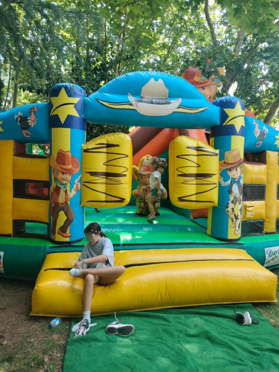 Evento de paella solidaria en el Parque de la Concordia con vecinos y autoridades