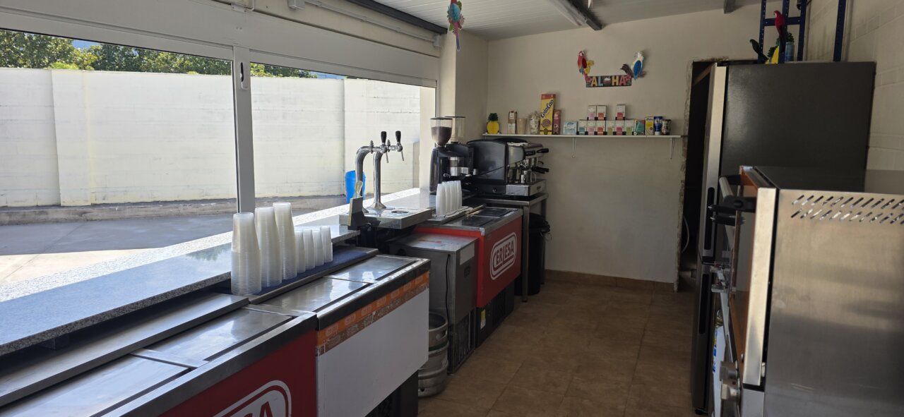 Interior de la nueva cafetería en las piscinas de Flores del Sil