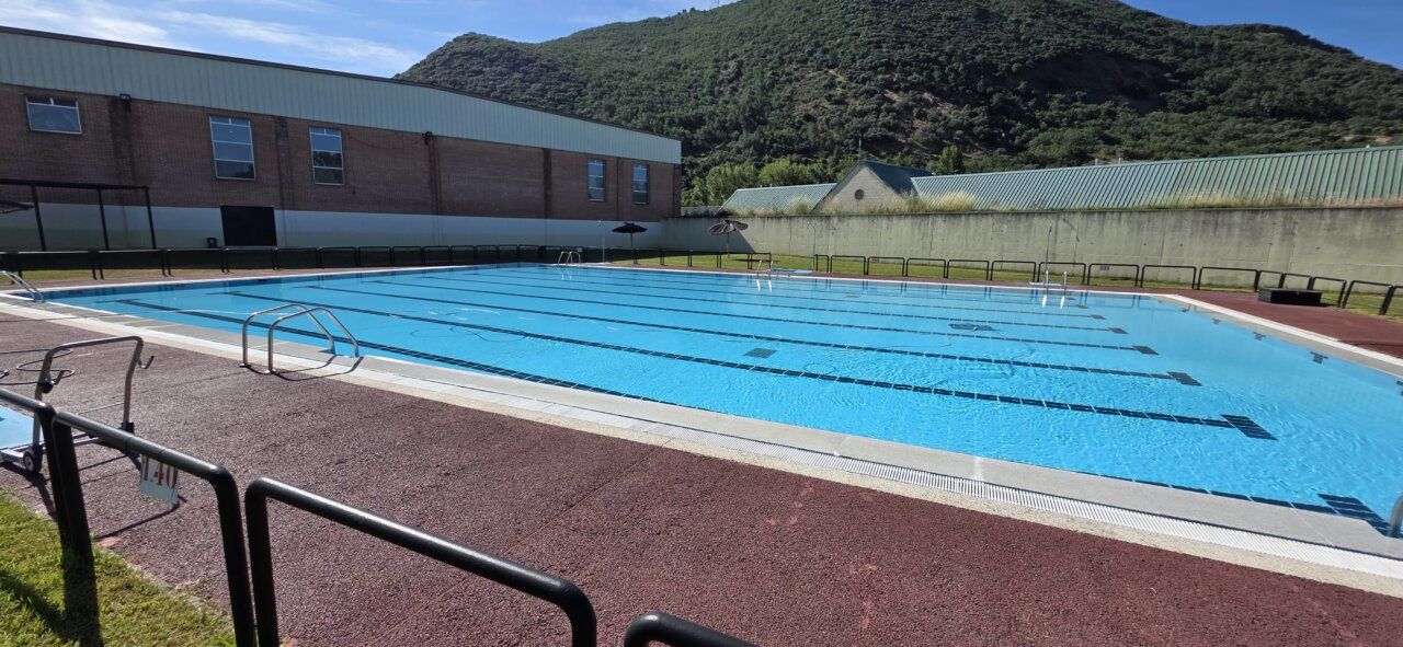 Piscina de Flores del Sil con nueva cafetería y entorno natural