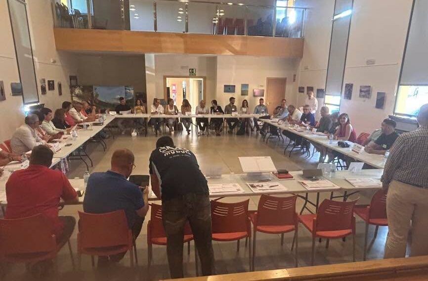 Reunión empresarial en Arganza con participación de Prada A Tope y UNED