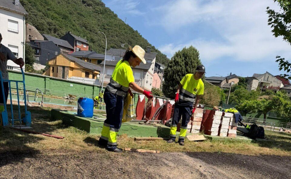 Trabajadores en el Programa Mixto de Jardinería en Toreno