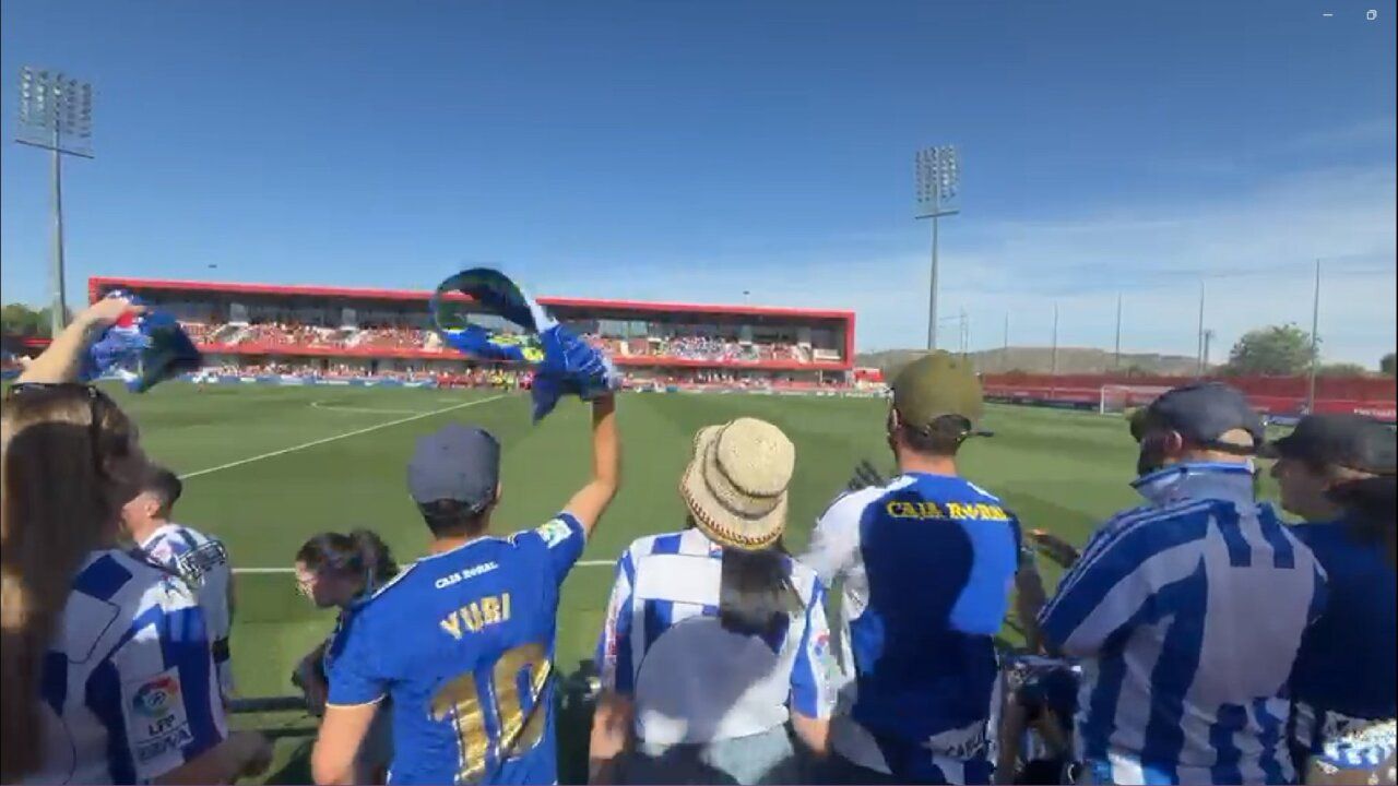 Aficionados animando al equipo en el playoff de ascenso