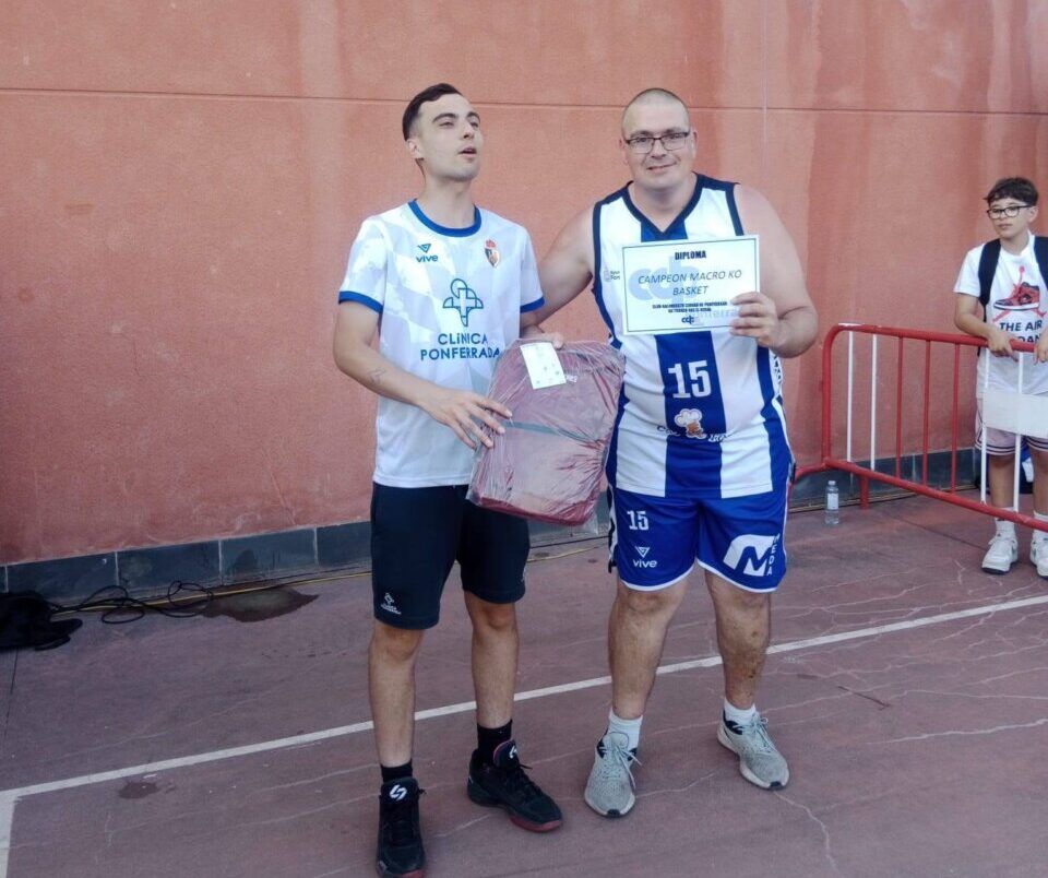 Jugadores del SDP Asprona Bierzo recibiendo un diploma en el torneo de baloncesto