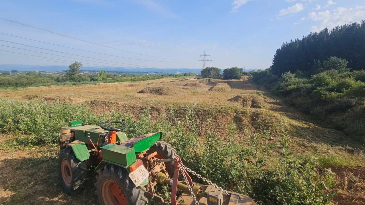 Tractor trabajando en el mantenimiento de caminos en San Andrés de Montejos