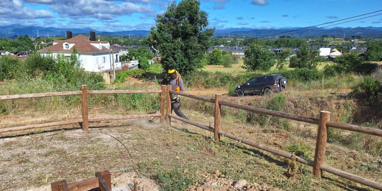 Trabajador realizando labores de mantenimiento en San Andrés de Montejos