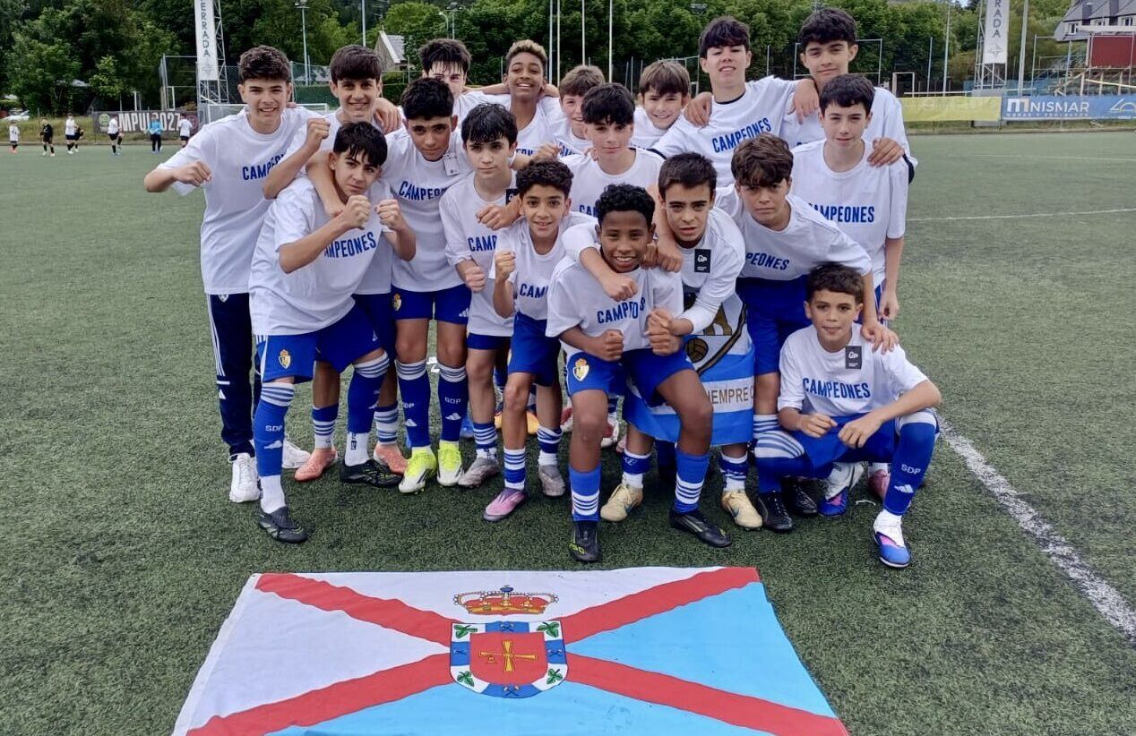Equipo Infantil B de la Ponferradina celebrando su ascenso con una bandera