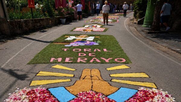 Calle decorada con flores para el Corpus Christi en Toral de Merayo