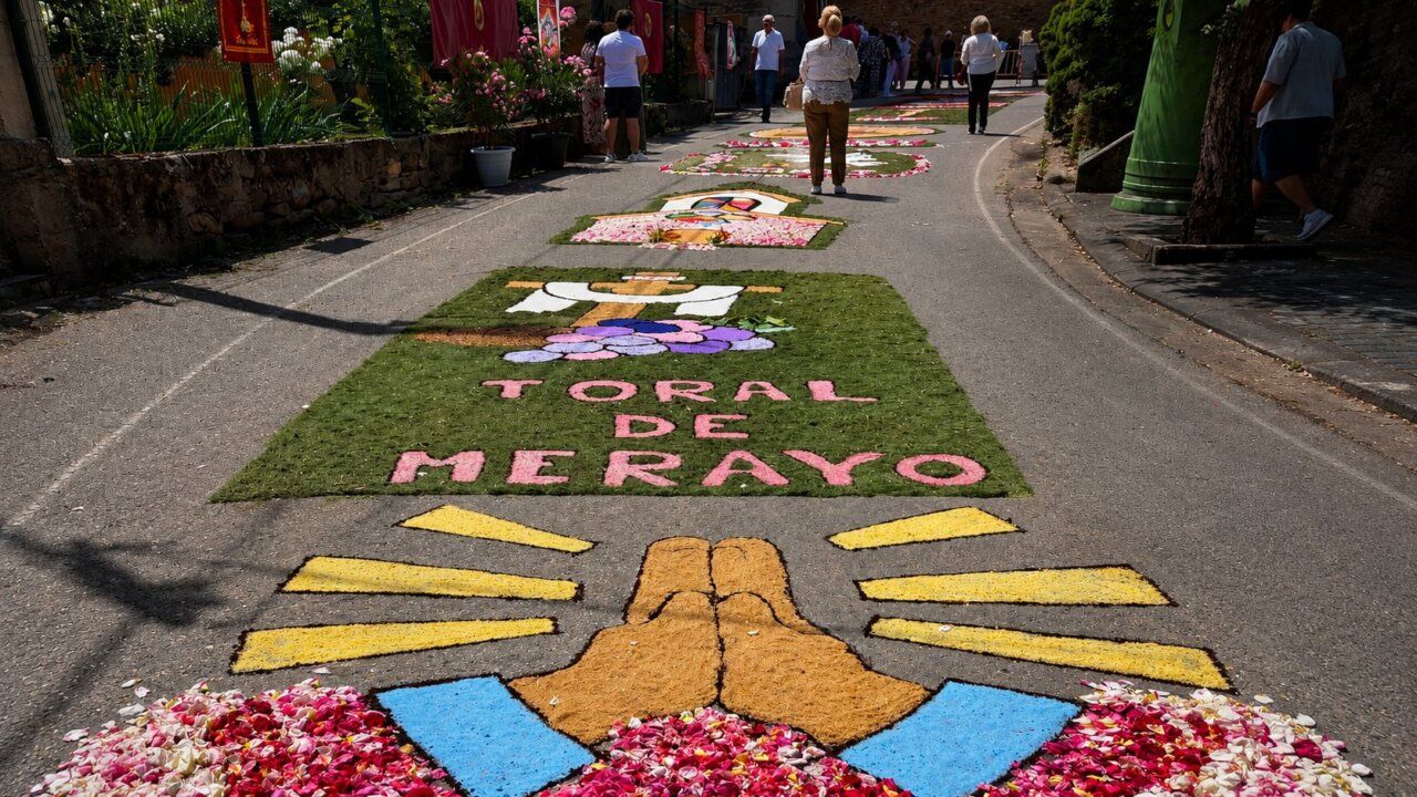 Calle decorada con flores para el Corpus Christi en Toral de Merayo