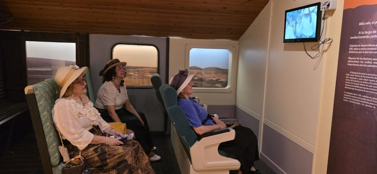 Visitantes en el Aula de Interpretación del Ferrocarril en Toral de los Vados