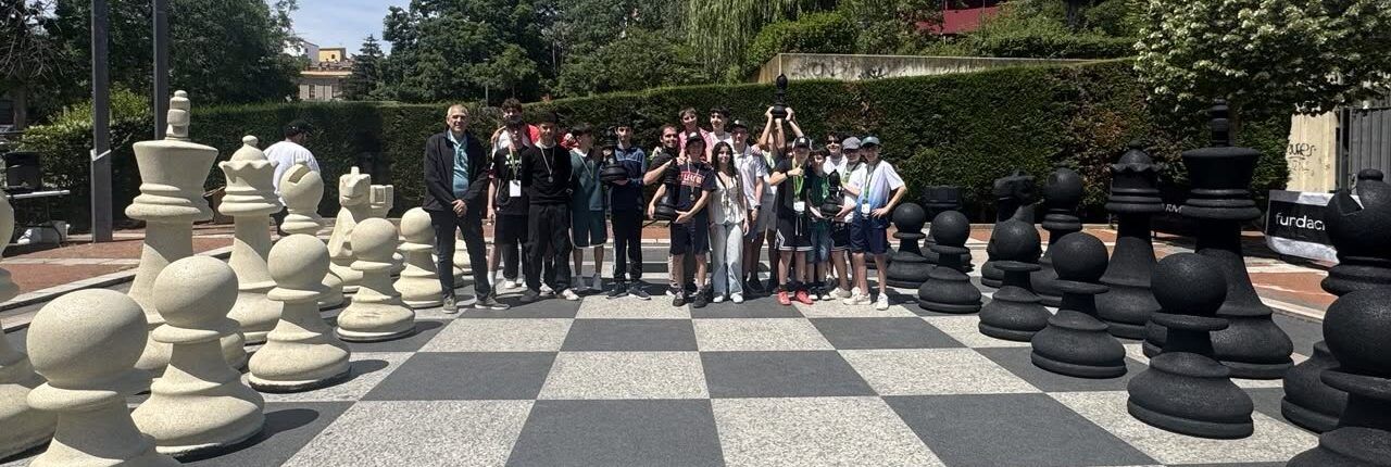 Grupo de estudiantes en un torneo de ajedrez gigante al aire libre