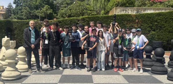 Grupo de estudiantes posando tras el torneo de ajedrez escolar