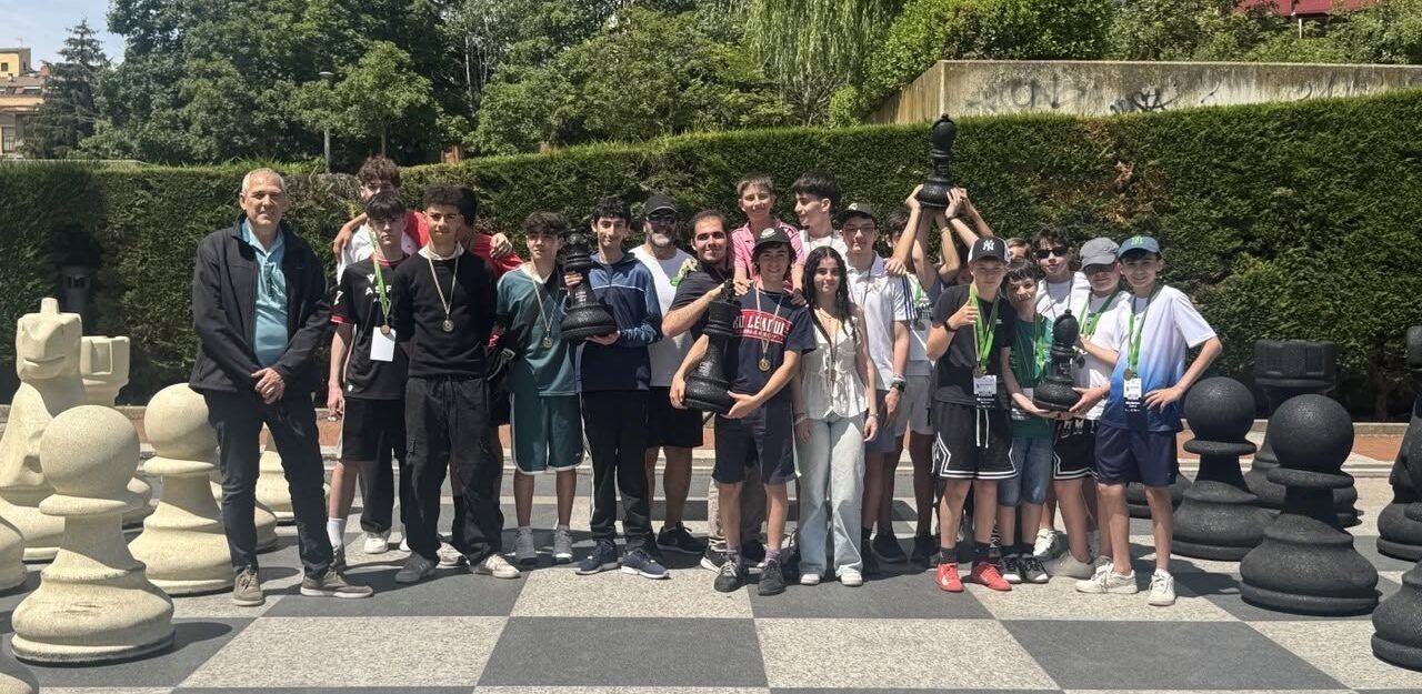 Grupo de estudiantes posando tras el torneo de ajedrez escolar