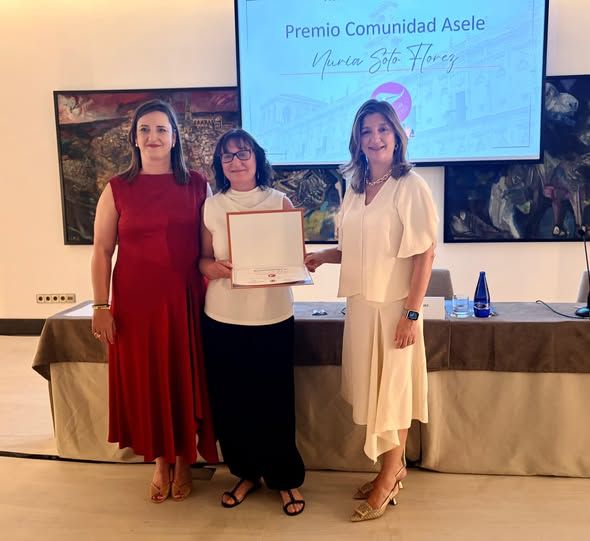 Tres mujeres en un evento de premiación de ASELE en la Universidad de León