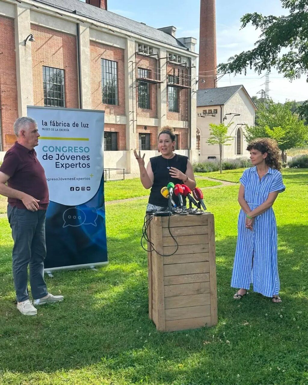 Presentación del VIII Congreso de Jóvenes Expertos en un parque