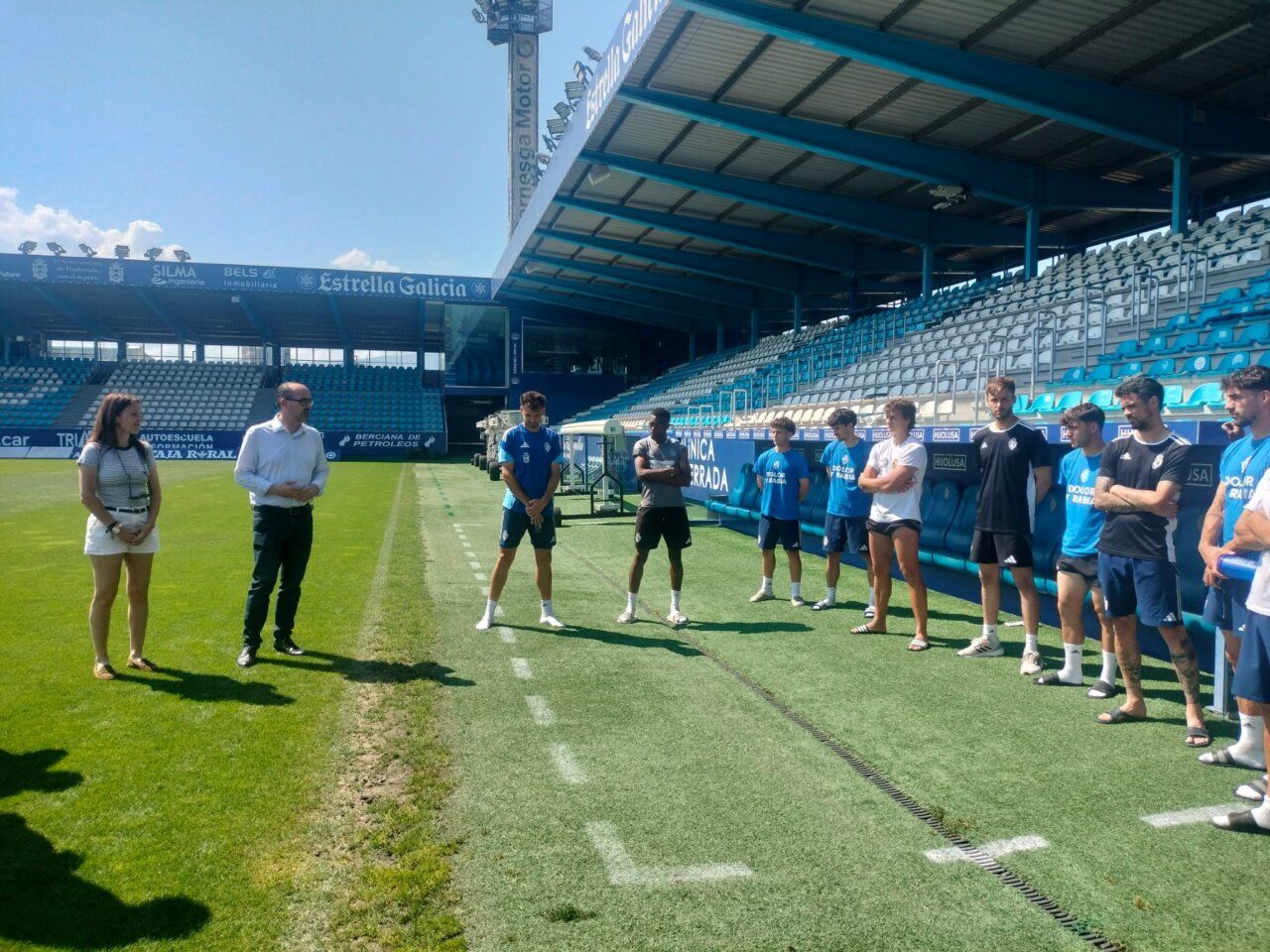 El alcalde y la concejal de Deportes visitan a la SD Ponferradina antes del partido decisivo.