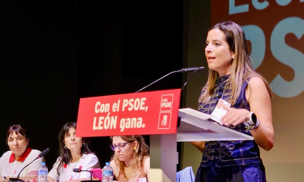 Reunión del PSOE en Valderas con ponentes y asistentes
